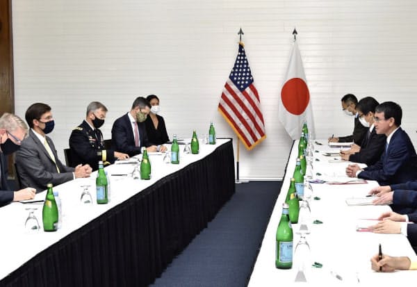 日米防衛相会談に臨む河野氏(右端)とエスパー氏(左から2人目)(29日、米領グアム)