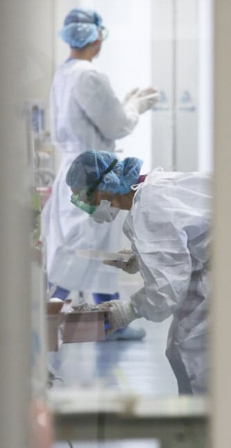 新型コロナウイルス感染者の治療に当たる医療従事者（4月、東京都世田谷区の自衛隊中央病院）