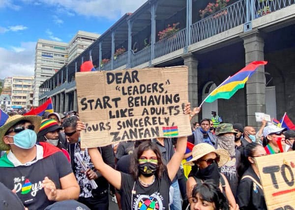 29日、モーリシャスの首都ポートルイスでデモ行進する人たち=lexpress.mu提供・共同