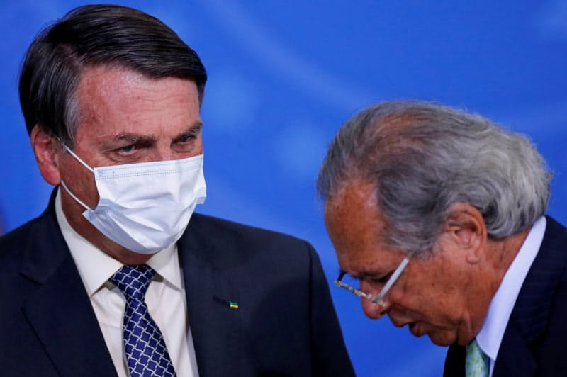 ブラジルのボルソナロ大統領(左)とゲジス経済相(19日、ブラジリア)=ロイター ブラジルのボルソナロ大統領(左)とゲジス経済相(19日、ブラジリア)=ロイター