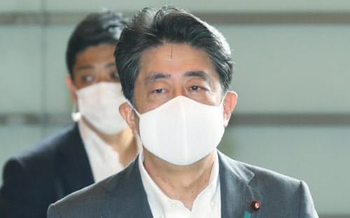 首相官邸に入る安倍首相(31日午前)