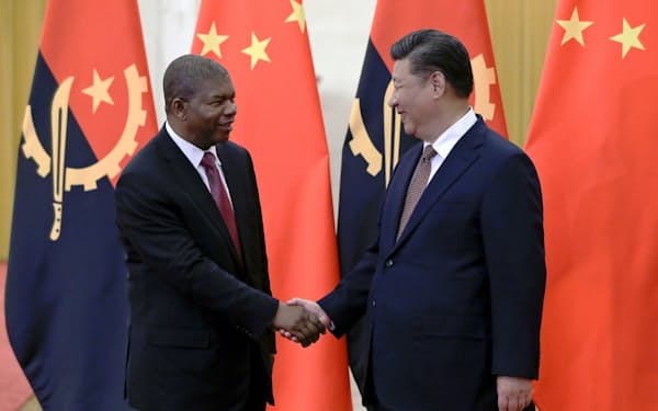 アンゴラのロウレンソ大統領（左）と握手する中国の習近平国家主席（2018年の中国アフリカ協力フォーラム）=ロイター