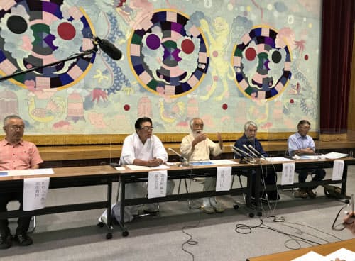 記者会見した山伏の星野文絋さん(中央)ら「出羽三山の風車建設に反対する会」の共同代表(8月31日の記者会見、山形県鶴岡市)