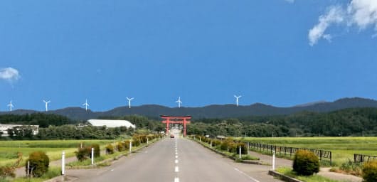 建設に反対する会が風車完成時を想定して作成したイメージ図(大鳥居の後ろに羽黒山)