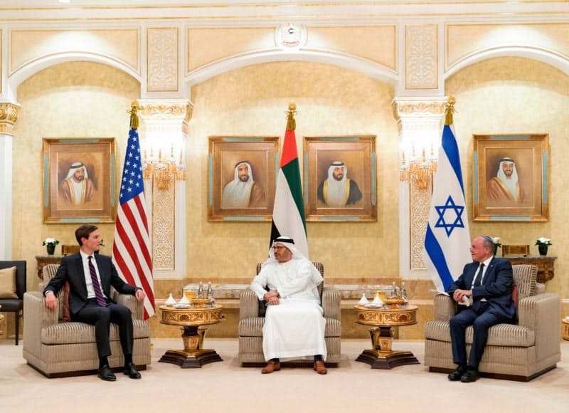 アブダビで8月31日、会談したベンシャバト・イスラエル国家安全保障会議議長(右)、ガルガーシュUAE外務担当国務相(中)、クシュナー米大統領上級顧問(UAE国営通信WAM提供)=ロイター アブダビで8月31日、会談したベンシャバト・イスラエル国家安全保障会議議長(右)、ガルガーシュUAE外務担当国務相(中)、クシュナー米大統領上級顧問(UAE国営通信WAM提供)=ロイター