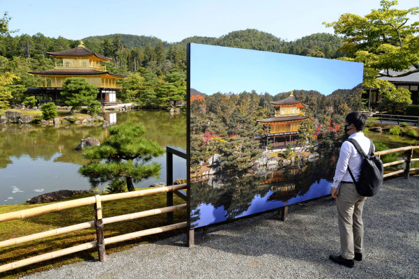 金閣寺のふき替え工事開始 18年ぶり シートで覆う 日本経済新聞
