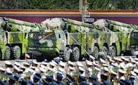 軍事パレードで公開された「空母キラー」とされる対艦弾道ミサイルDF21D（2015年9月3日、北京）=柏原敬樹撮影