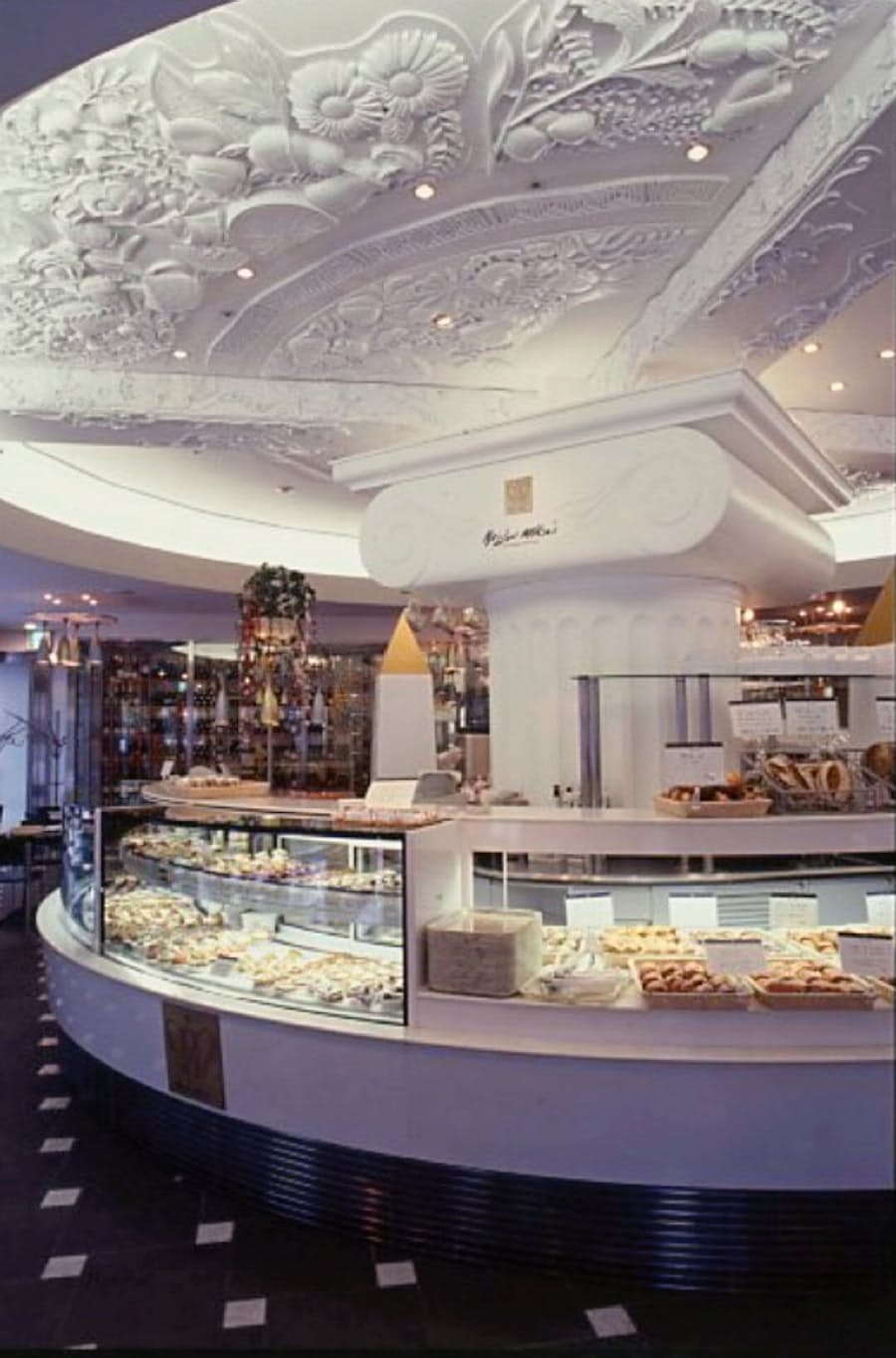 丸の内に華やぎを 毎日てんてこ舞い 日本経済新聞