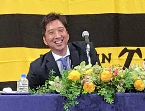 引退会見する阪神の藤川投手(1日、兵庫県西宮市)