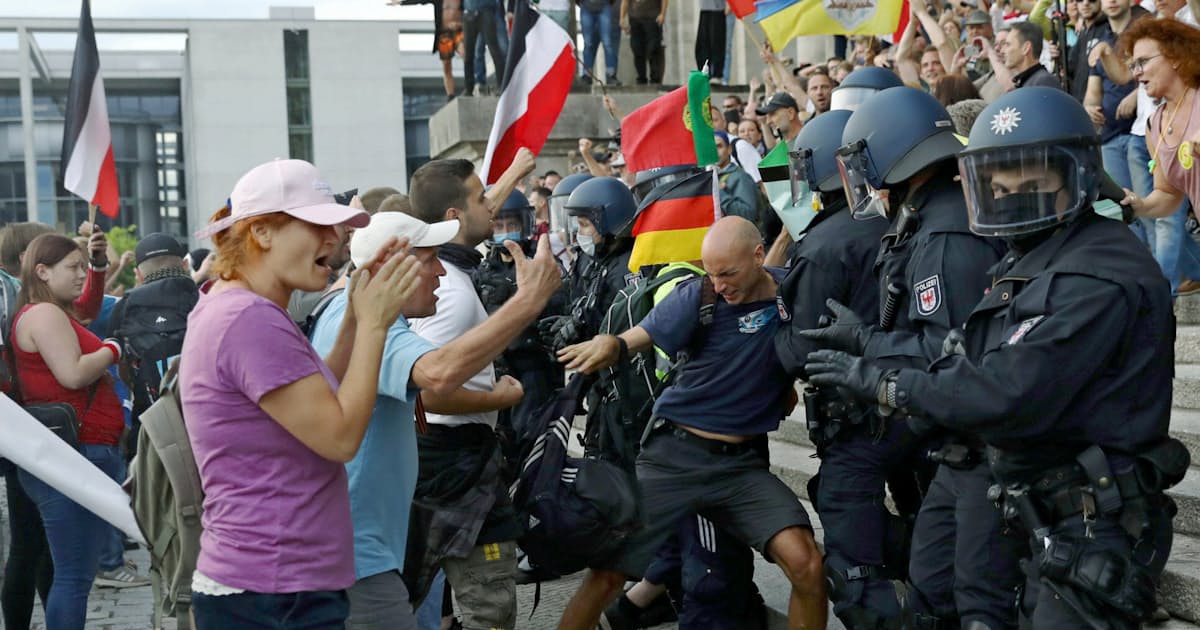 ドイツ 国会に翻った極右の旗 大統領 民主主義への攻撃 日本経済新聞 ドイツ 国会に翻った極右の旗 大統領 民主主義への攻撃 日本経済新聞