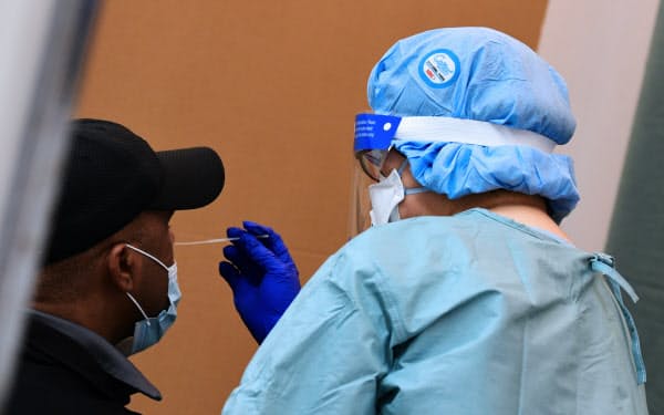 インフルエンザの流行に備え、新型コロナと双方を検査できる体制を拡充する必要がある(成田空港の検疫所でのPCR検査)