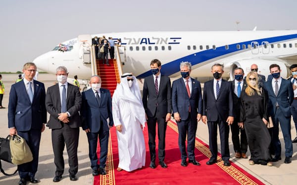 アラブ首長国連邦（UAE）の首都アブダビの空港に到着した米国とイスラエルの合同訪問団のメンバーら（8月31日）=ロイター