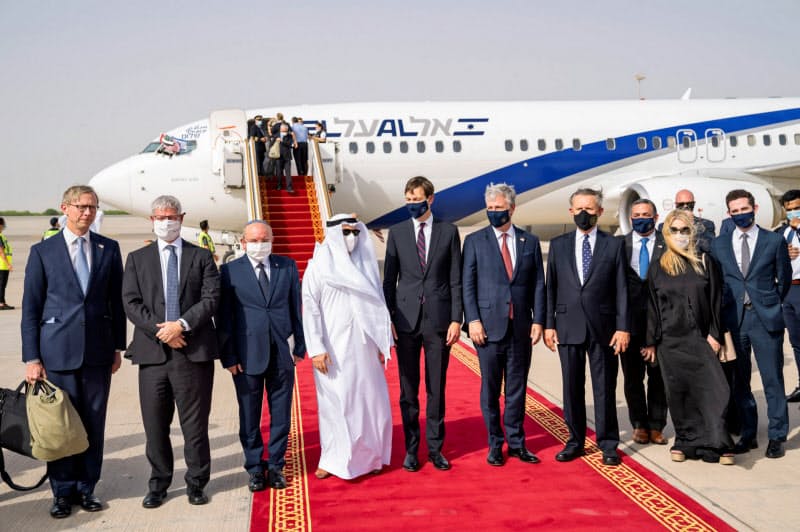 アラブ首長国連邦(UAE)の首都アブダビの空港に到着した米国とイスラエルの合同訪問団のメンバーら(8月31日)=ロイター アラブ首長国連邦(UAE)の首都アブダビの空港に到着した米国とイスラエルの合同訪問団のメンバーら(8月31日)=ロイター
