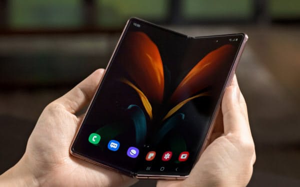 「ギャラクシーZフォールド2」の画面サイズは開くと7.6インチで、閉じても6.2インチと大きい