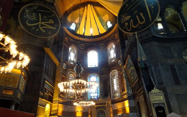 アヤソフィアのドームに描かれたキリスト教絵画は布で覆われた（8月、イスタンブール）