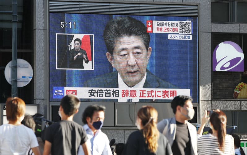 記者会見で辞意を表明した安倍首相を映す街頭モニター（28日、大阪市中央区）