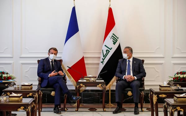 バグダッドで会談するマクロン仏大統領(左)とイラクのカディミ首相（2日）=ロイター