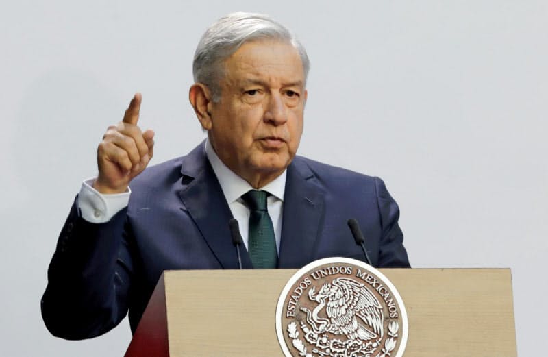 ロペスオブラドール政権下で4人目の閣僚辞任となった(1日、メキシコシティの国立宮殿で演説するロペスオブラドール大統領)=ロイター ロペスオブラドール政権下で4人目の閣僚辞任となった(1日、メキシコシティの国立宮殿で演説するロペスオブラドール大統領)=ロイター