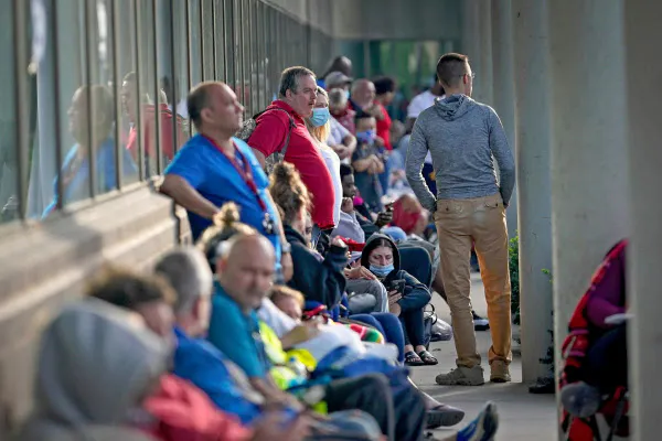 新型コロナの経済対策は未曽有の規模に(6月、失業保険の手続きに並ぶ人々)=ロイター