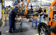 再開した自動車部品工場で作業する作業員(米オハイオ州)=ロイター 再開した自動車部品工場で作業する作業員(米オハイオ州)=ロイター