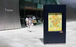 ゴッホのひまわりを複製した陶板画が入り口に飾られている ゴッホのひまわりを複製した陶板画が入り口に飾られている