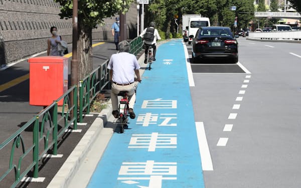 駐車車両や走る車に邪魔されずに走ることができる自転車専用レーン（東京都文京区）=三浦秀行撮影