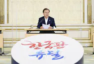 文在寅大統領は金融機関トップを集め、国民参加型ファンドの創設を発表した(3日)=韓国大統領府提供 文在寅大統領は金融機関トップを集め、国民参加型ファンドの創設を発表した(3日)=韓国大統領府提供