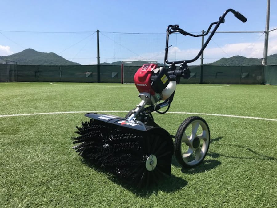 小型の人工芝管理機 カーツ フットサル場向け 日本経済新聞