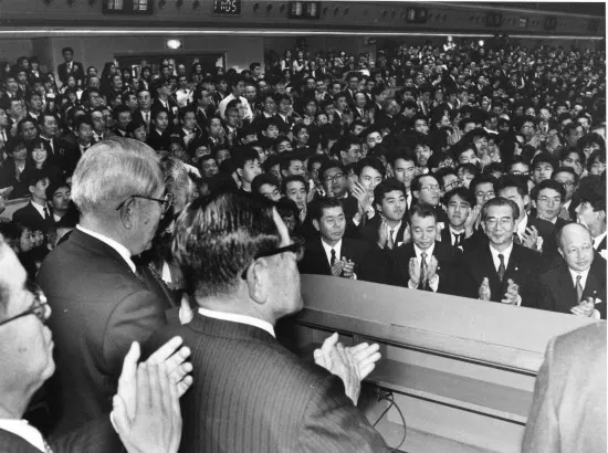 大納会では「すぐに4万円」など強気の相場展望が飛び交った(1989年12月29日、東証)