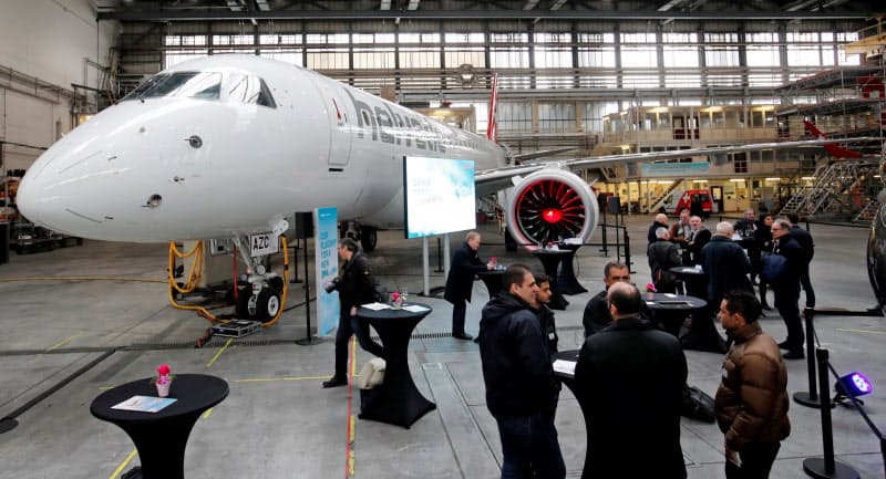 エンブラエルの新型旅客機(2月、スイス)=ロイター エンブラエルの新型旅客機(2月、スイス)=ロイター