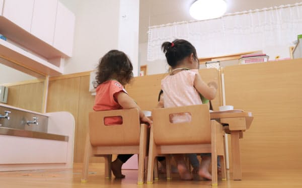 4月1日時点の待機児童は、1年前に比べ4333人減り過去最少を更新した