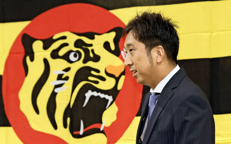 現役引退表明の記者会見に臨む阪神の藤川=共同 現役引退表明の記者会見に臨む阪神の藤川=共同