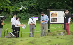 調査に入ったイコモスの専門家(右から2人目、青森市の三内丸山遺跡) 調査に入ったイコモスの専門家(右から2人目、青森市の三内丸山遺跡)