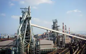 鋼材需要の減少などを受け、高炉1基の休止を決めた和歌山製鉄所(和歌山市) 鋼材需要の減少などを受け、高炉1基の休止を決めた和歌山製鉄所(和歌山市)