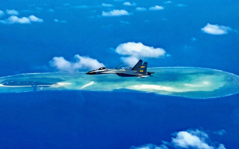 南シナ海上空を飛行する中国の空軍機(2017年10月)=新華社・共同
南シナ海上空を飛行する中国の空軍機(2017年10月)=新華社・共同