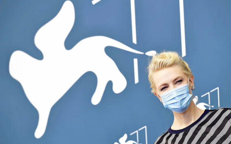 審査委員長を務める女優のケイト・ブランシェットさんも新型コロナウイルス対策でマスクを着用(2日、ベネチア)=AP 審査委員長を務める女優のケイト・ブランシェットさんも新型コロナウイルス対策でマスクを着用(2日、ベネチア)=AP