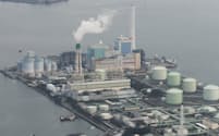 石炭火力発電所（奥）と天然ガス火力発電所（手前）=横浜市磯子区