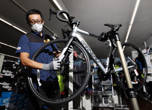 購入者の利用目的に応じ、ギアなどのパーツをセッティングする=玉井良幸撮影