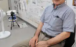 「楽位置楽座」を椅子に敷いて座ると、滑り止めが効いて姿勢が安定する(写真は新宅社長) 「楽位置楽座」を椅子に敷いて座ると、滑り止めが効いて姿勢が安定する(写真は新宅社長)