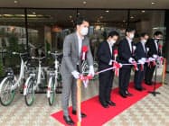 山口市内に設置された駐輪場前で開始のセレモニーがあった。 山口市内に設置された駐輪場前で開始のセレモニーがあった。