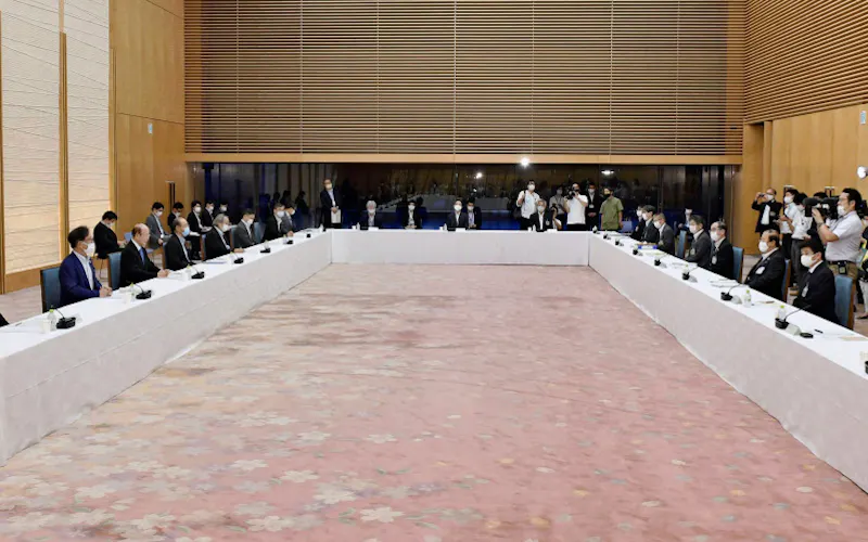 東京五輪・パラリンピックに向けた新型コロナウイルス対策会議の初会合(4日、首相官邸)=共同 東京五輪・パラリンピックに向けた新型コロナウイルス対策会議の初会合(4日、首相官邸)=共同