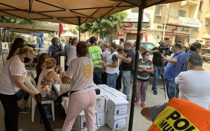 ボランティアが配布する食料を受け取る被災者ら(2日、ベイルート) ボランティアが配布する食料を受け取る被災者ら(2日、ベイルート)