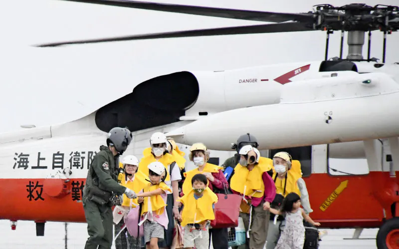 台風10号に備え避難するため、自衛隊ヘリで鹿児島市内のヘリポートに到着した鹿児島県十島村の住民(4日午後)=共同 台風10号に備え避難するため、自衛隊ヘリで鹿児島市内のヘリポートに到着した鹿児島県十島村の住民(4日午後)=共同
