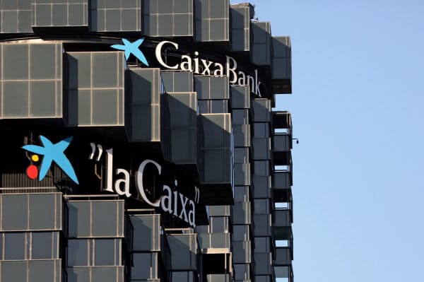 カイシャバンクは経営統合の検討を明らかにした(バルセロナの同行本店)=ロイター