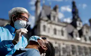 新型コロナの検査を実施する医療従事者(2日、パリ)=ロイター 新型コロナの検査を実施する医療従事者(2日、パリ)=ロイター