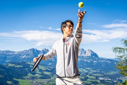 約1年ぶりに実戦復帰する錦織圭(4日、キッツビューエル)=大会主催者提供・共同