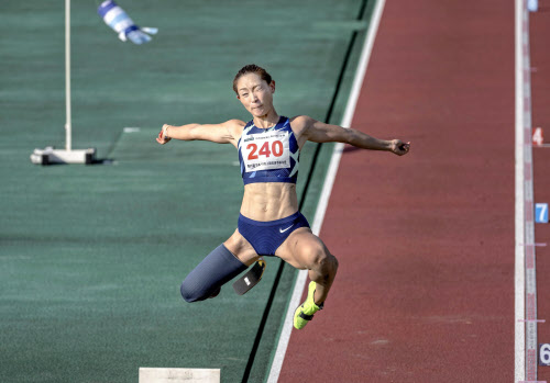 女子幅跳びの中西が日本新 日本パラ陸上 日本経済新聞