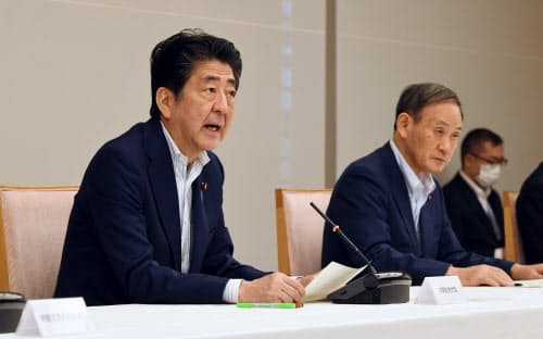 台風10号に関する関係閣僚会議で発言する安倍首相(6日、首相官邸)