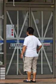 台風10号の影響で、臨時休業になったコンビニエンスストア(6日午後0時17分、鹿児島市)=共同 台風10号の影響で、臨時休業になったコンビニエンスストア(6日午後0時17分、鹿児島市)=共同