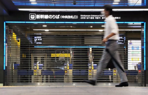 台風の影響で運休し、シャッターが下ろされたJR博多駅の新幹線改札口(7日午前、福岡市)